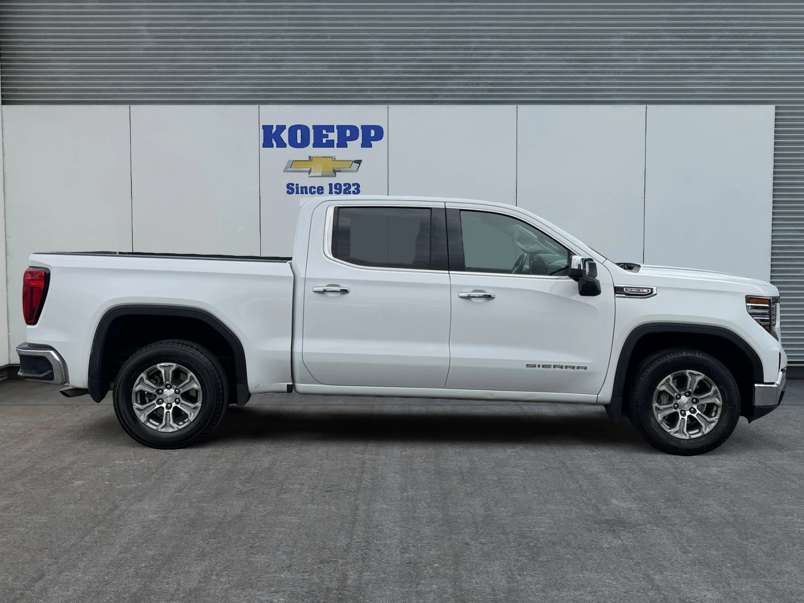 Used 2025 Summit White GMC SLT image 6