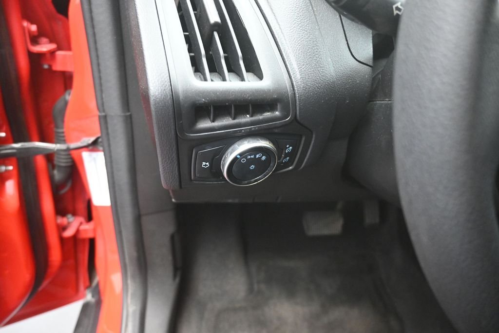 Used 2016 Red Ford SE image 13