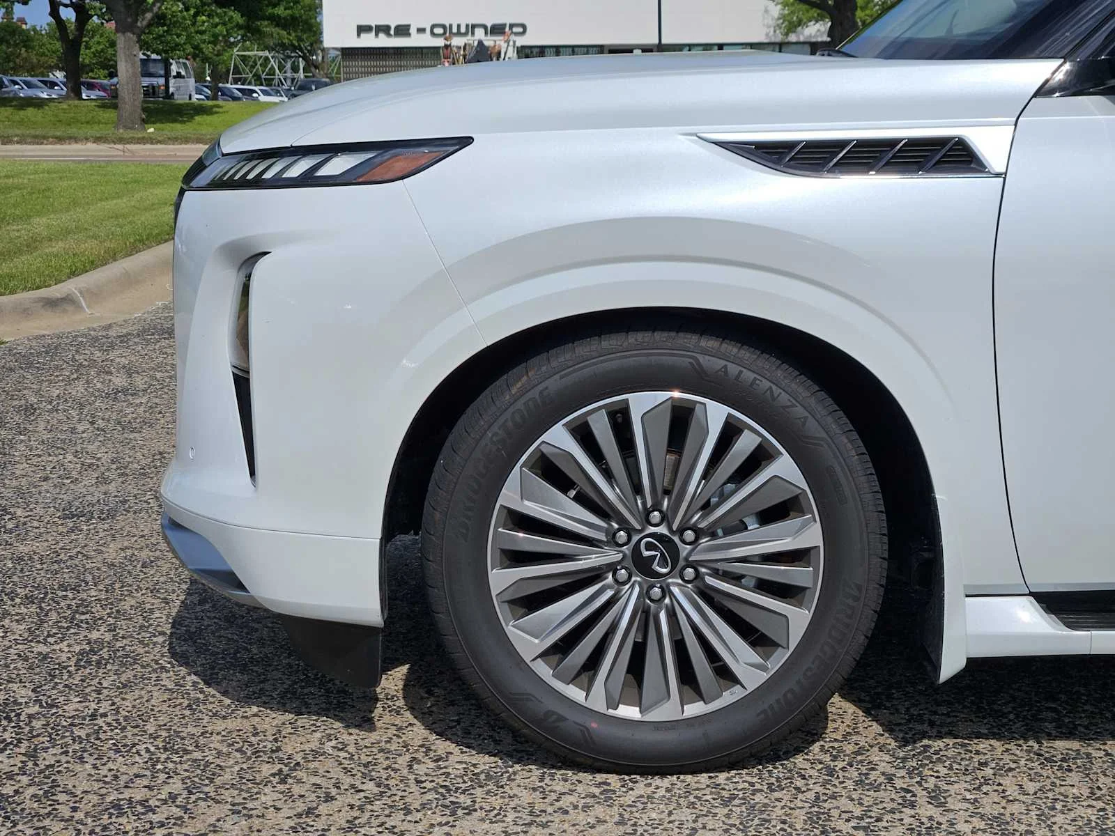New 2026 RADIANT WHITE INFINITI Luxe 2WD image 5