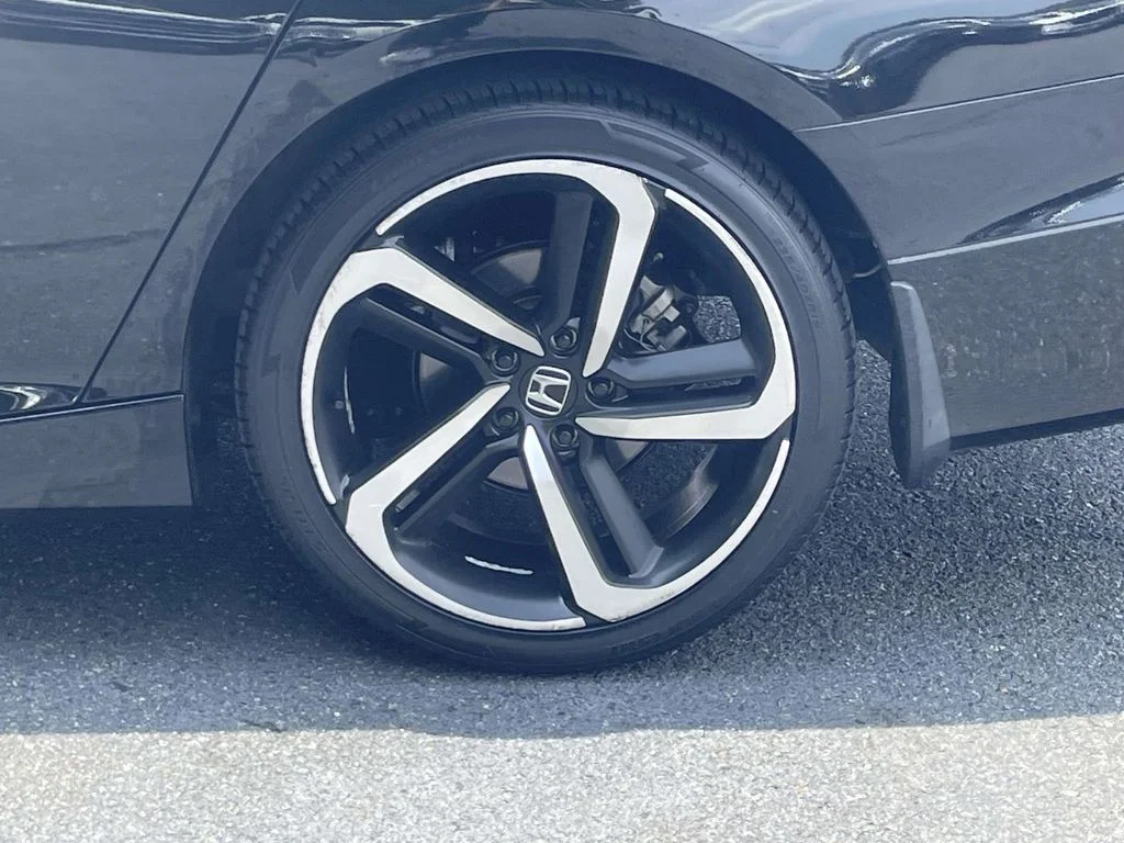 Used 2018  Honda Sport image 12