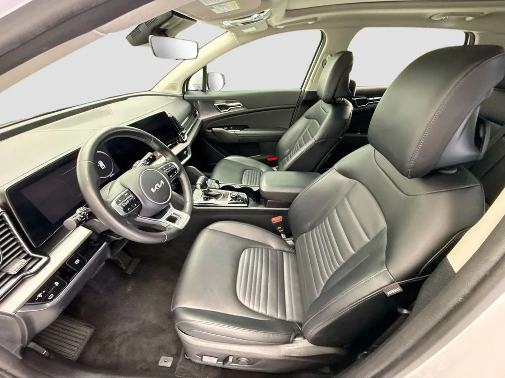 Used 2023 White Kia SX-Prestige image 18
