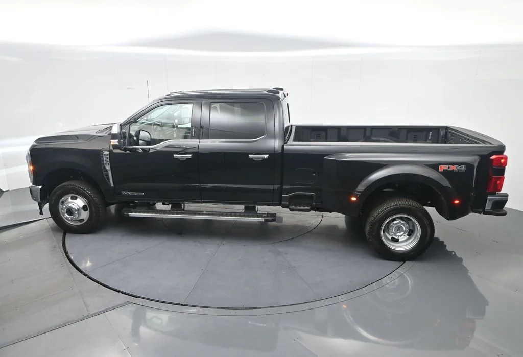 New 2026 Agate Black Metallic Ford F-350® Lariat® image 31
