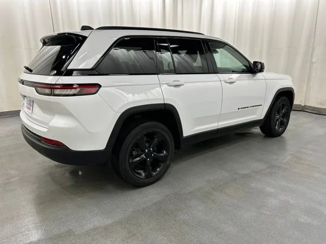 Used 2024 White Jeep Altitude X image 4