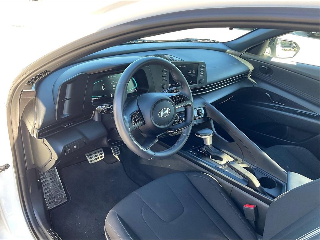 Used 2025 White Hyundai SEL Sport image 8