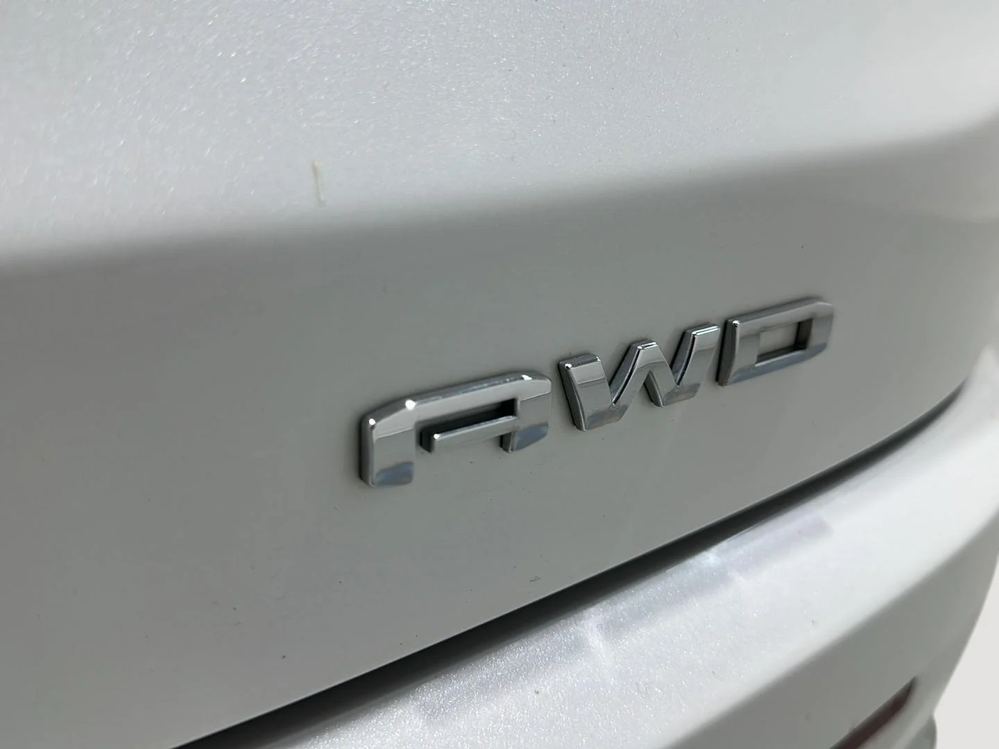 Used 2022 White Frost Tricoat GMC Denali image 32