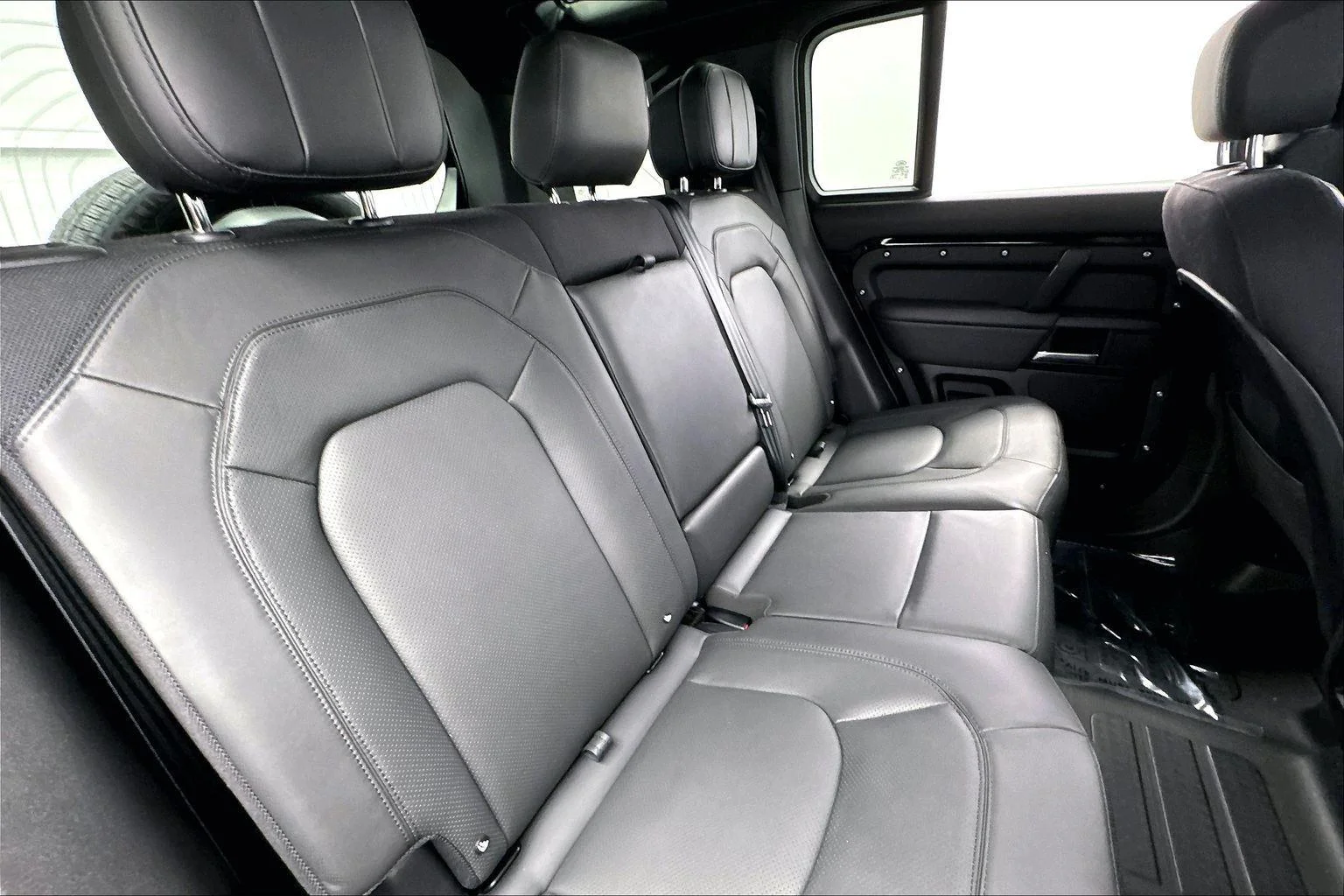 Used 2025 Santorini Black Metallic Land Rover V8 image 25