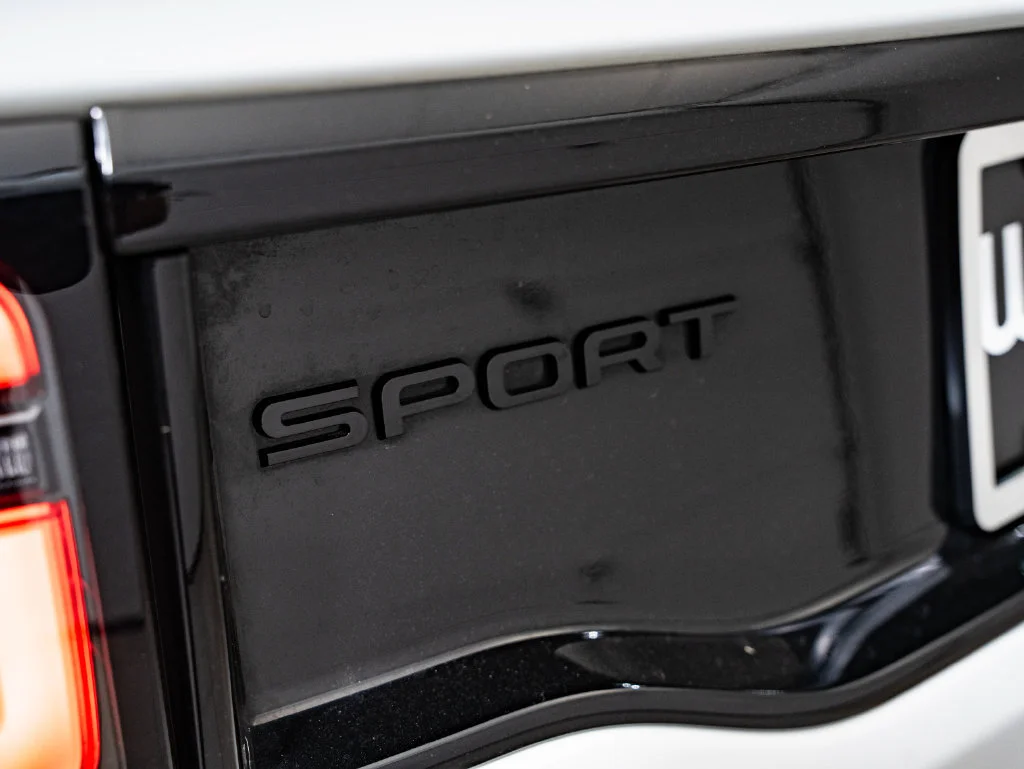 Used 2023 Fuji White Land Rover SE R-Dynamic image 18