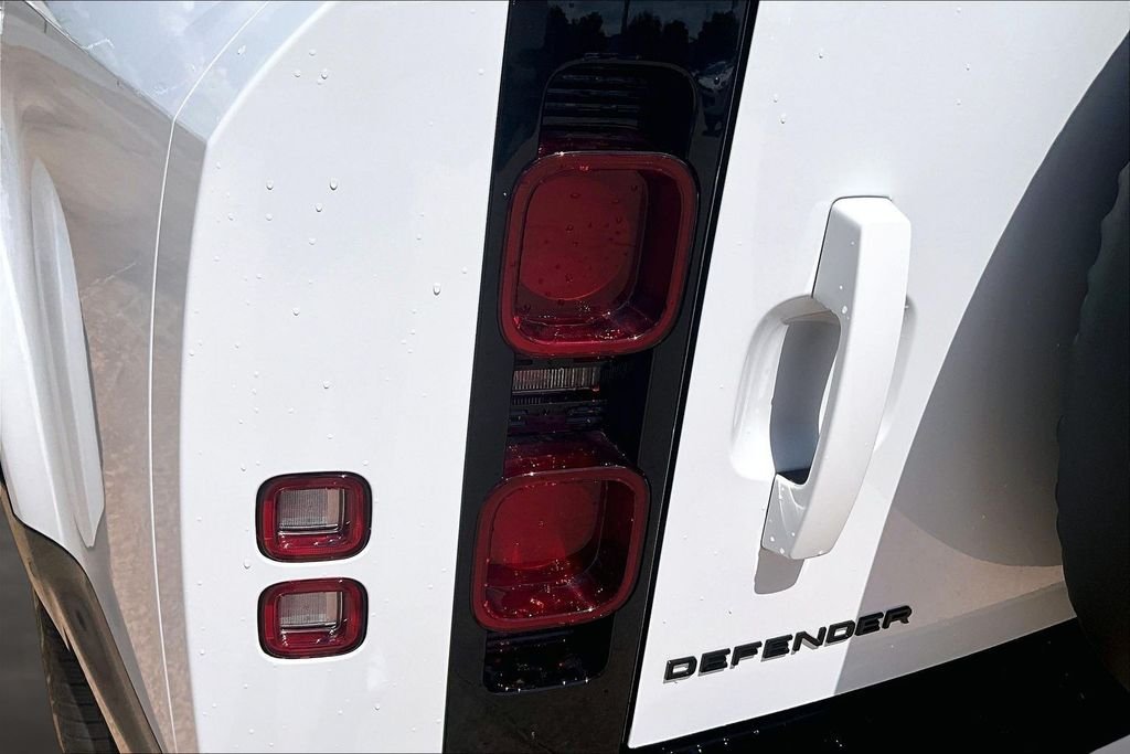 Certified Used 2025 Fuji White Land Rover X-Dynamic SE image 31