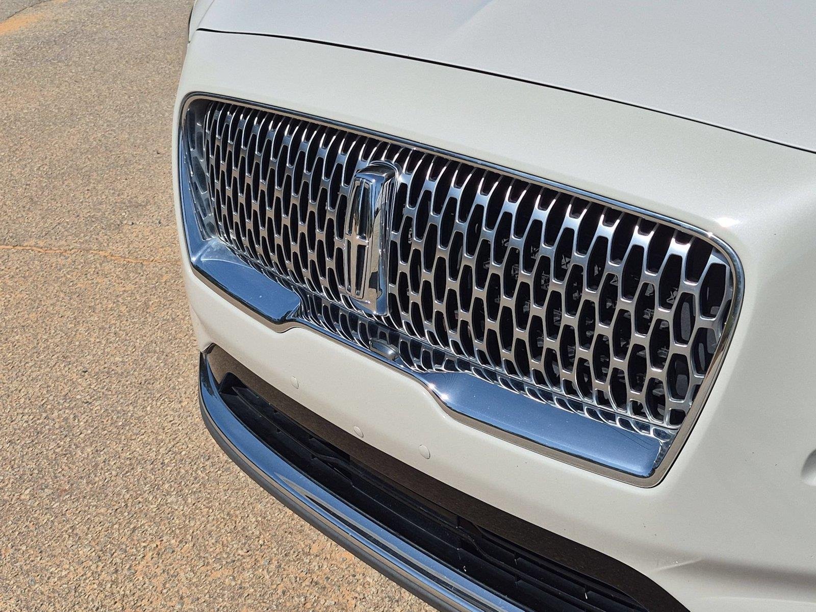 Used 2022 Ceramic Pearl Metallic Tinted Clearcoat Lincoln Reserve image 14