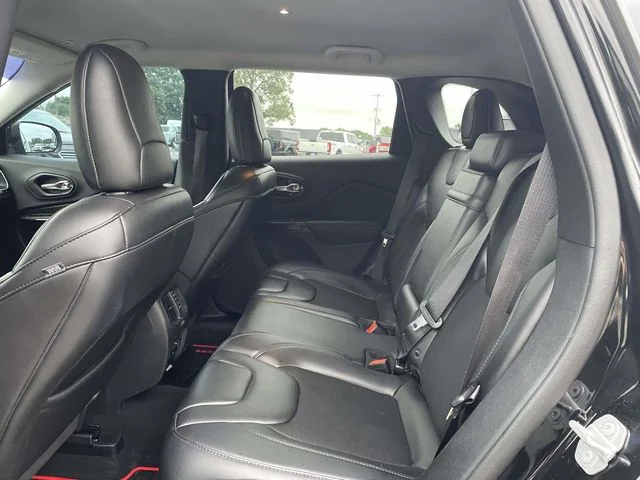 Certified Used 2019 Diamond Black Jeep Latitude Plus image 11