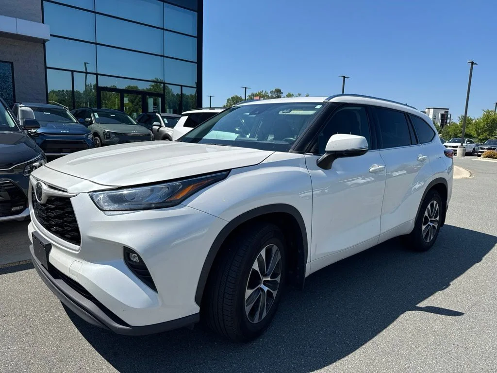 Used 2020 White Toyota XLE image 1