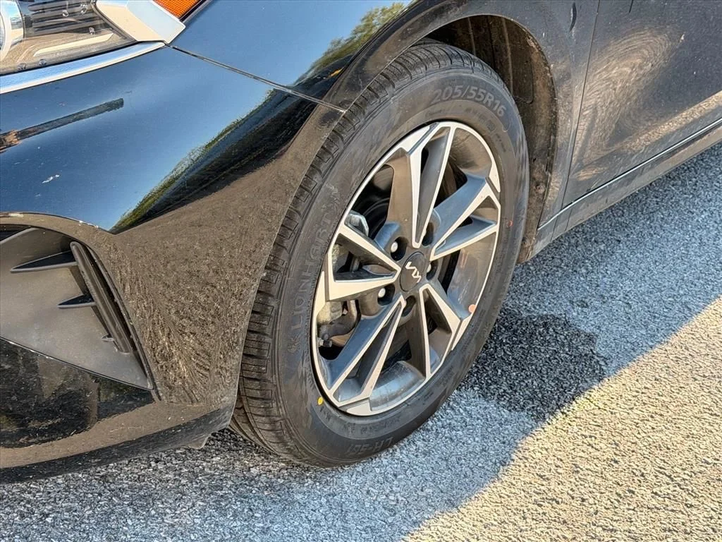 Used 2023 Black Kia LXS image 5