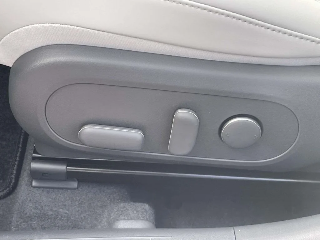 New 2026 White Hyundai SEL Premium image 16