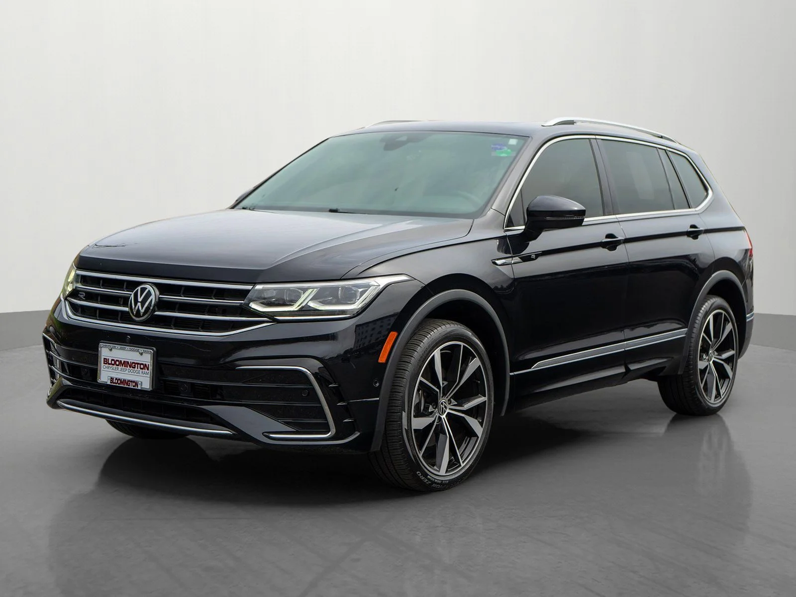 Used 2022 Deep Black Pearl Volkswagen 2.0T SEL R-Line image 4