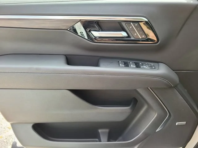 2025 Chevrolet Suburban Premier - Photo 21