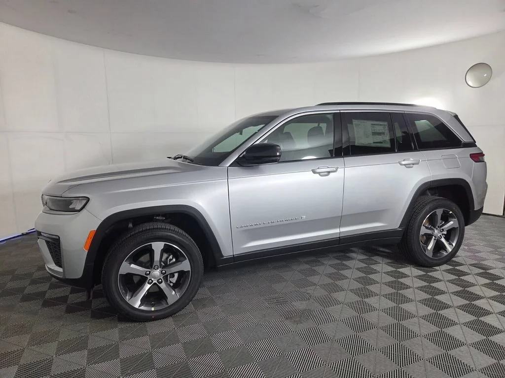 New 2026 Silver Zynith Exterior Paint Jeep Limited image 8