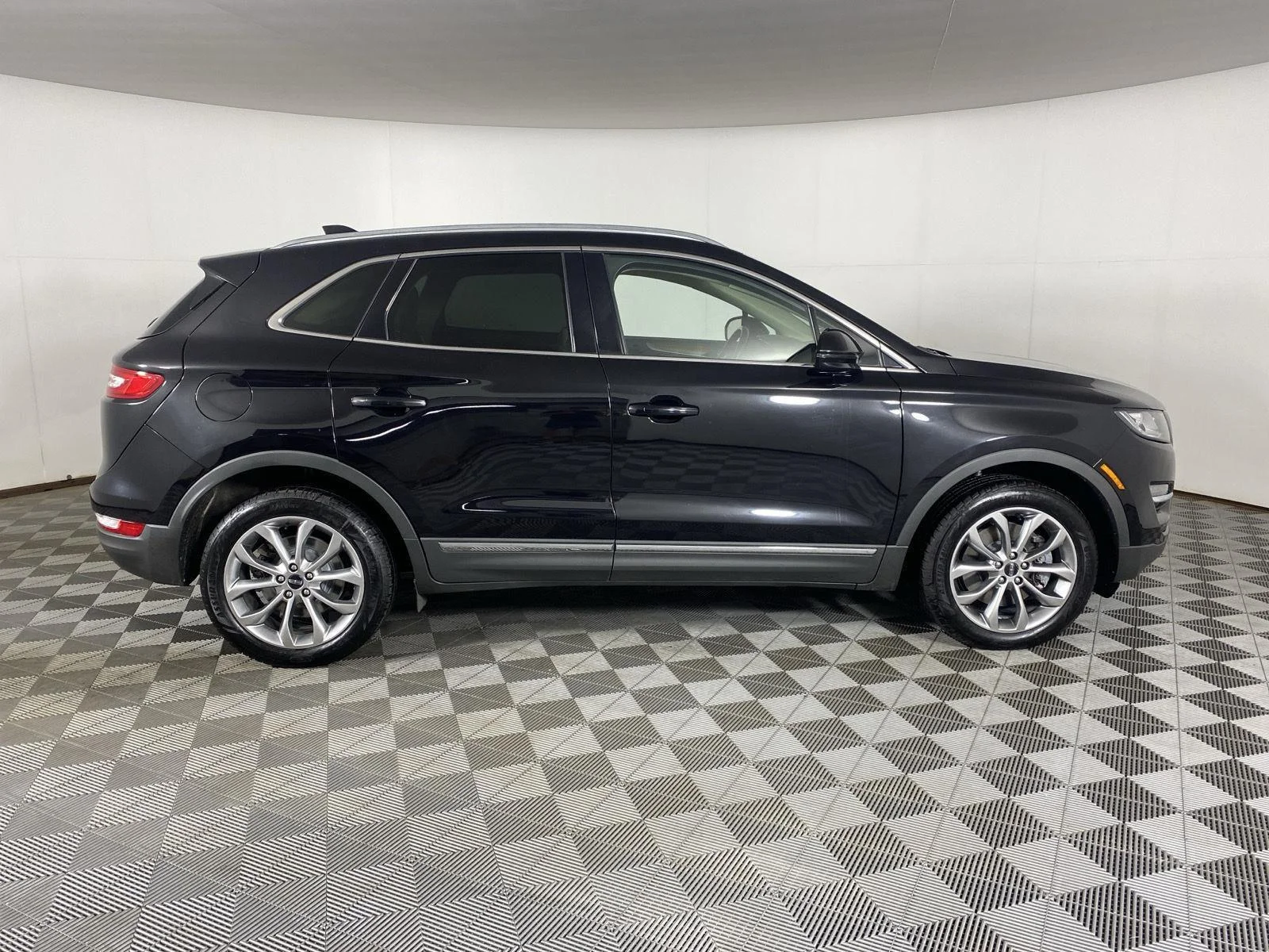 Used 2019 Infinite Black Metallic Lincoln Select image 8