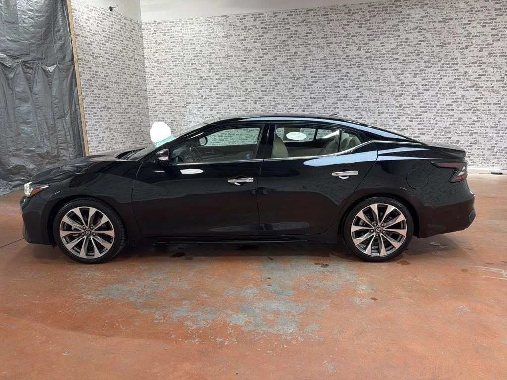 Used 2022 Black Nissan Platinum image 4