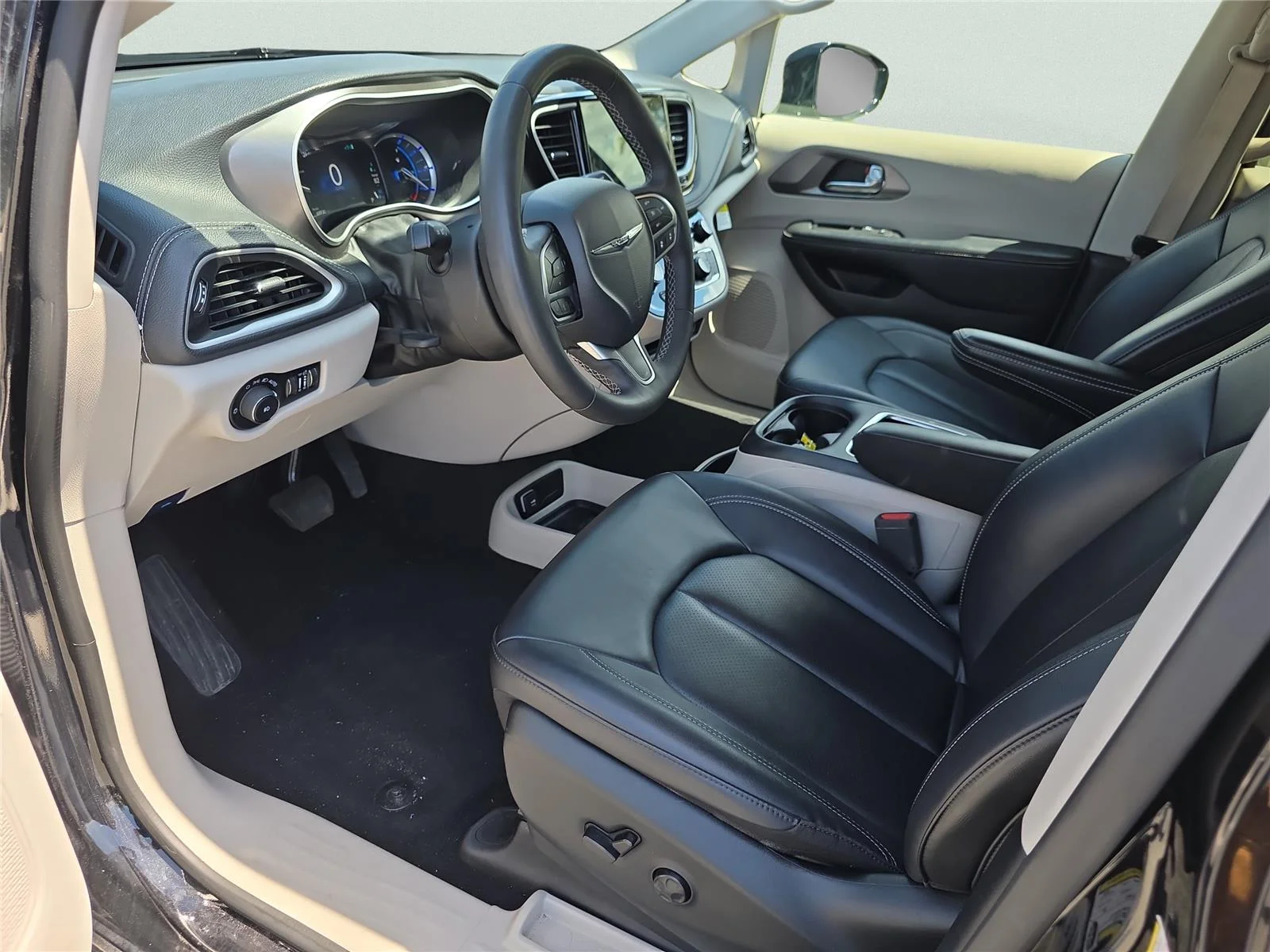 Used 2024 Black Chrysler Hybrid Select image 31