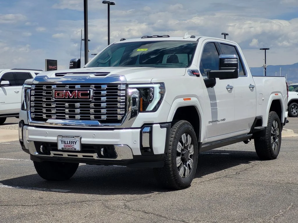 Used 2024 White Frost Tricoat GMC Denali image 4