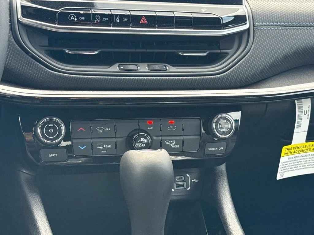 New 2026 Hydro Blue Pearlcoat Jeep Latitude image 18