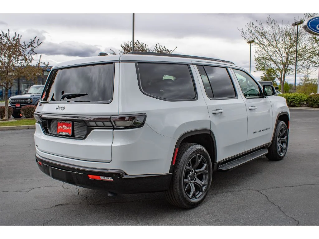 New 2026 Bright White Clear-Coat Exterior Paint Jeep Limited Altitude image 8