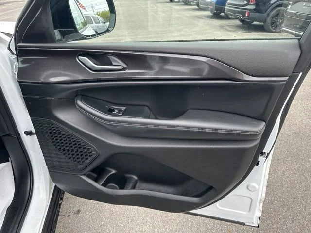 Used 2023 White Jeep Altitude image 10