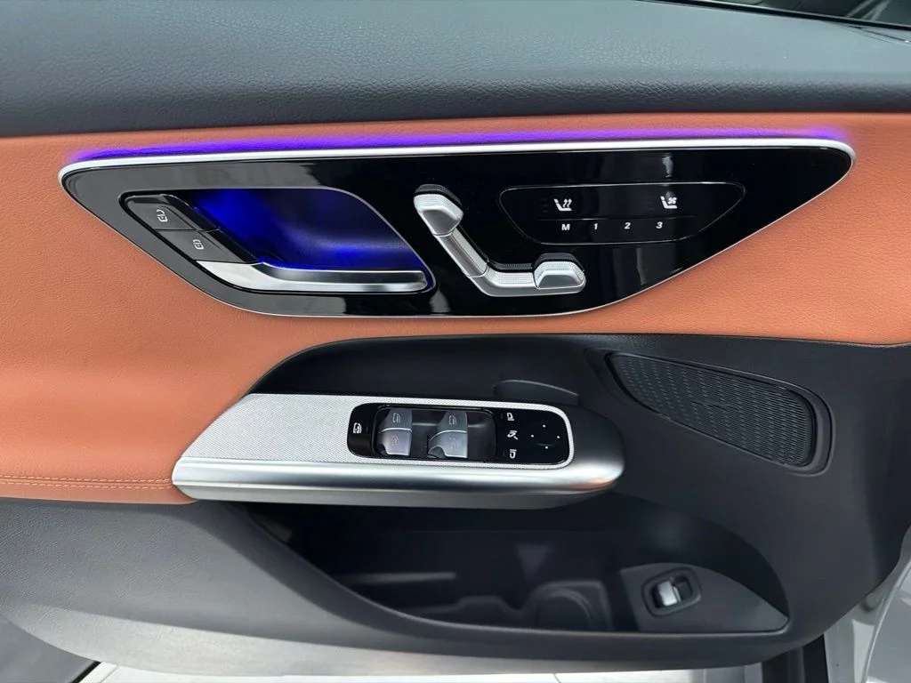 New 2027 White Mercedes-Benz GLC 300 image 19