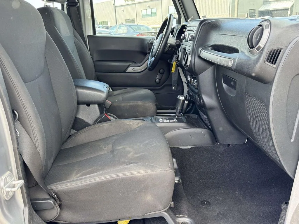 Used 2015 Silver Jeep Unlimited Sport image 16