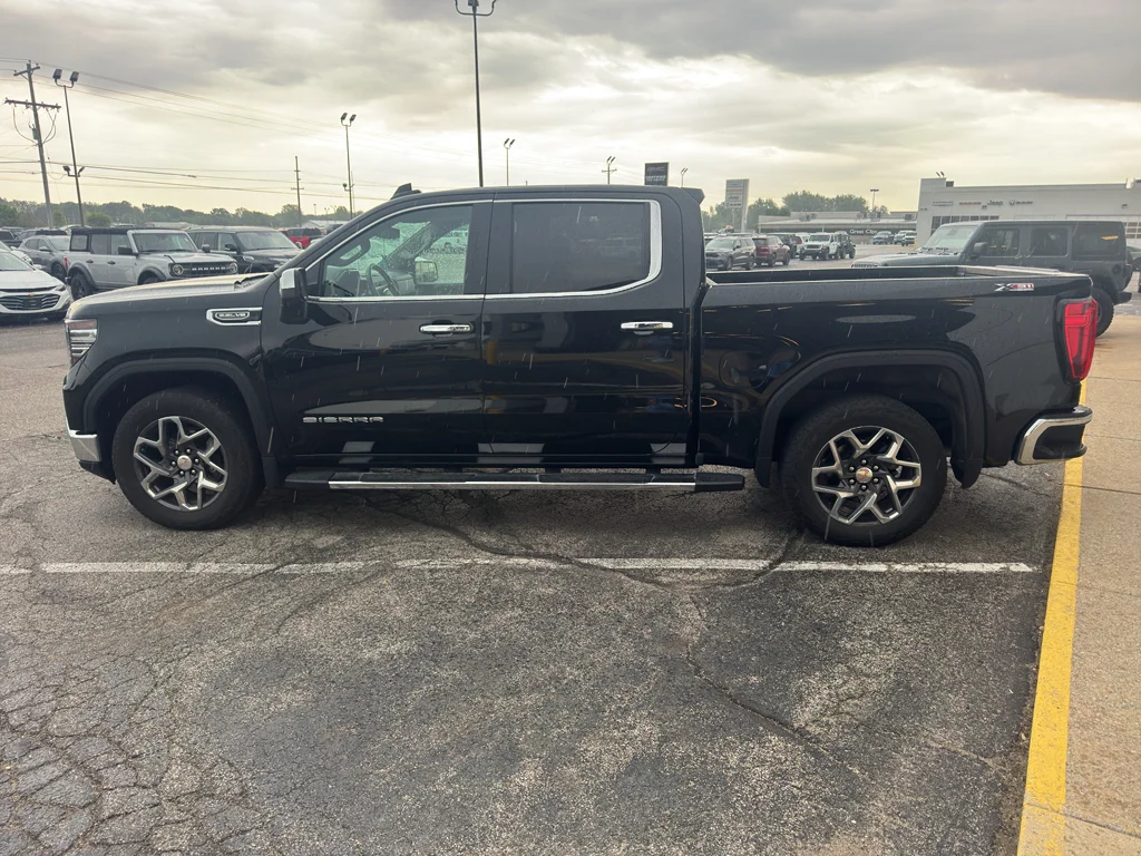 Used 2024 Onyx Black GMC SLT image 9