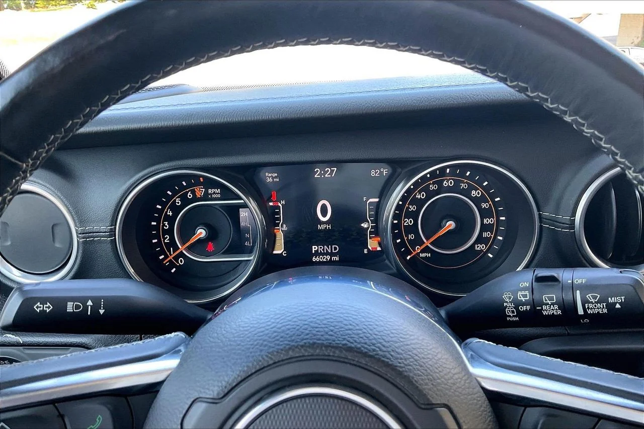 Certified Used 2018 Silver Jeep Sahara image 11