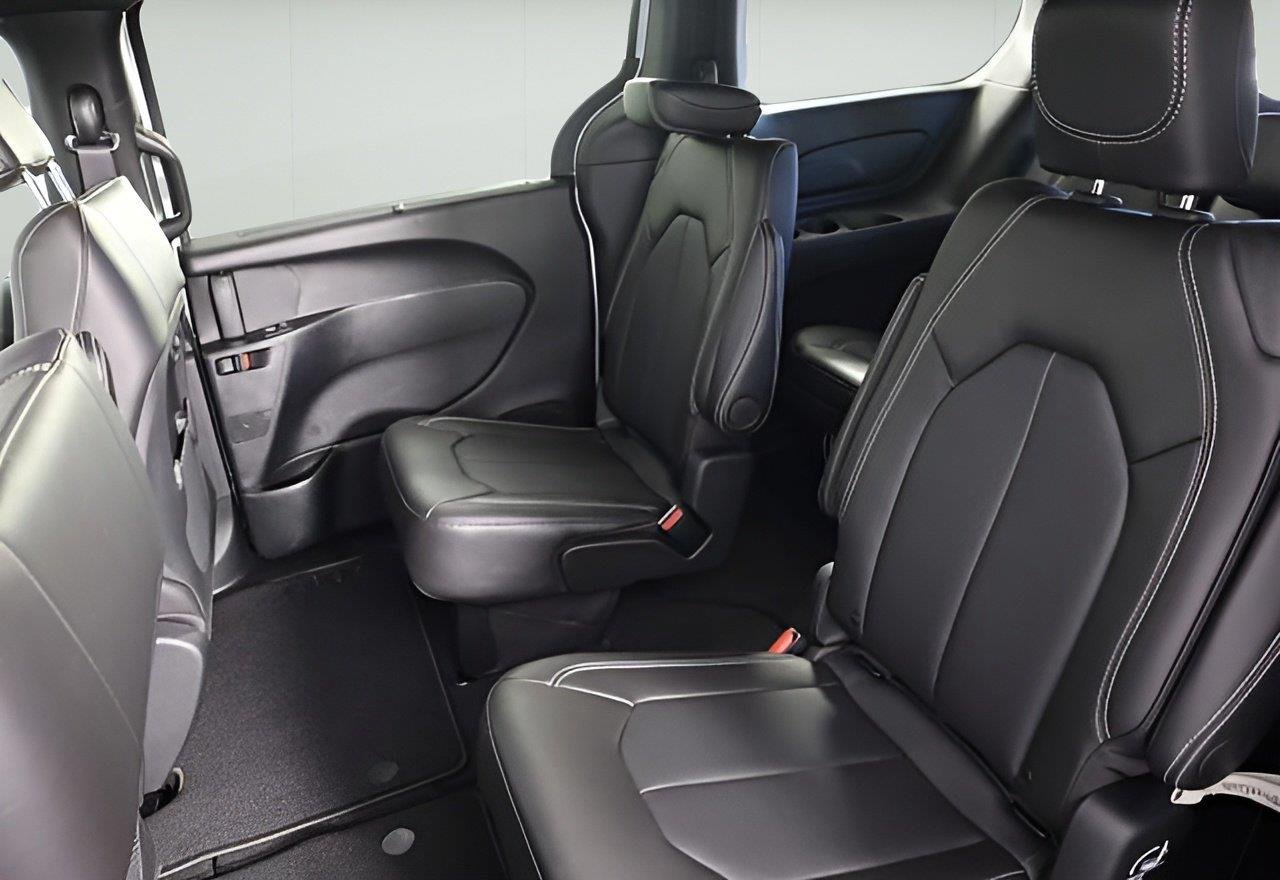 2026 Chrysler Pacifica Select - Photo 10