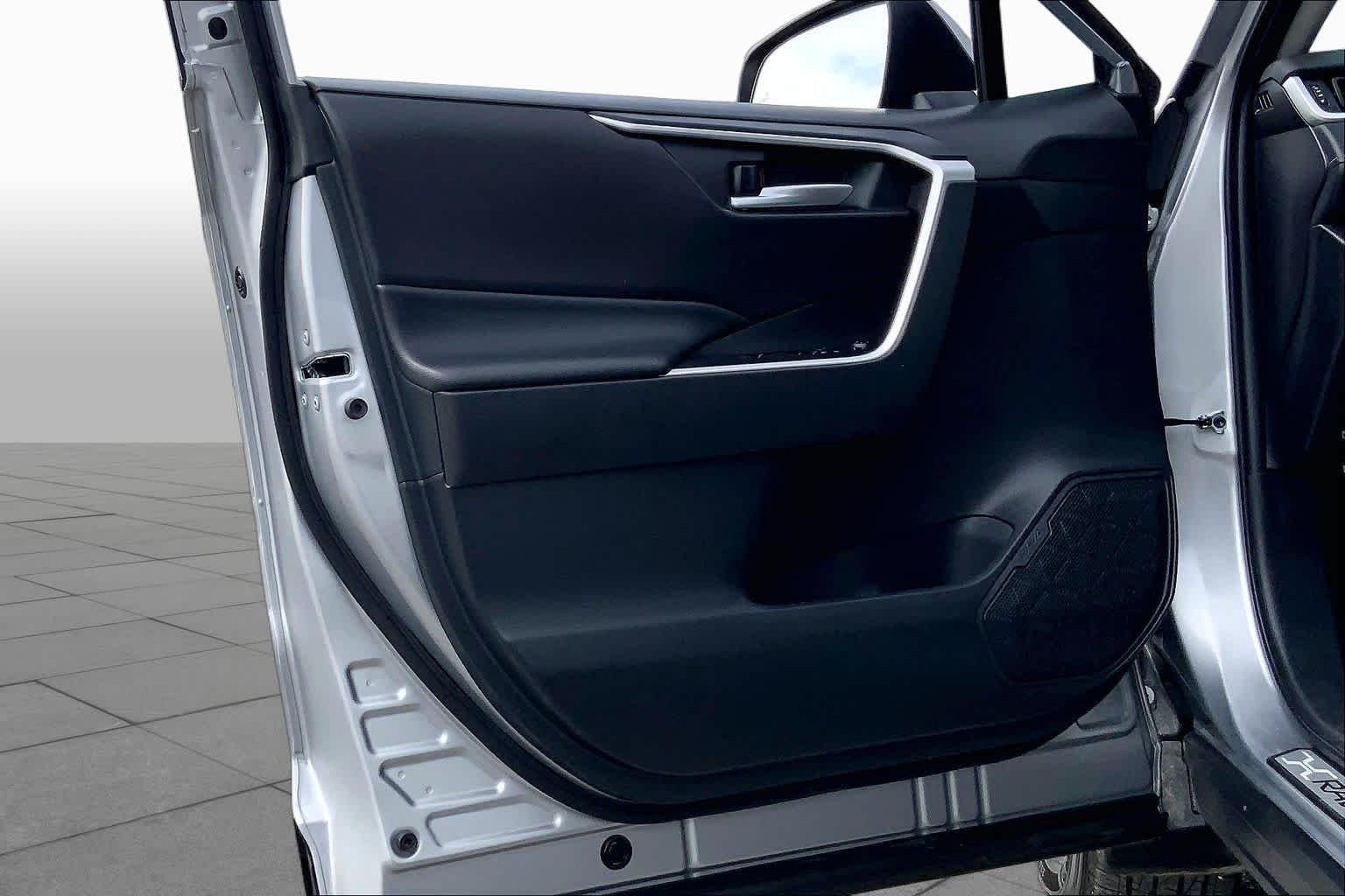 Used 2024 Silver Sky Metallic Toyota Hybrid XLE image 21