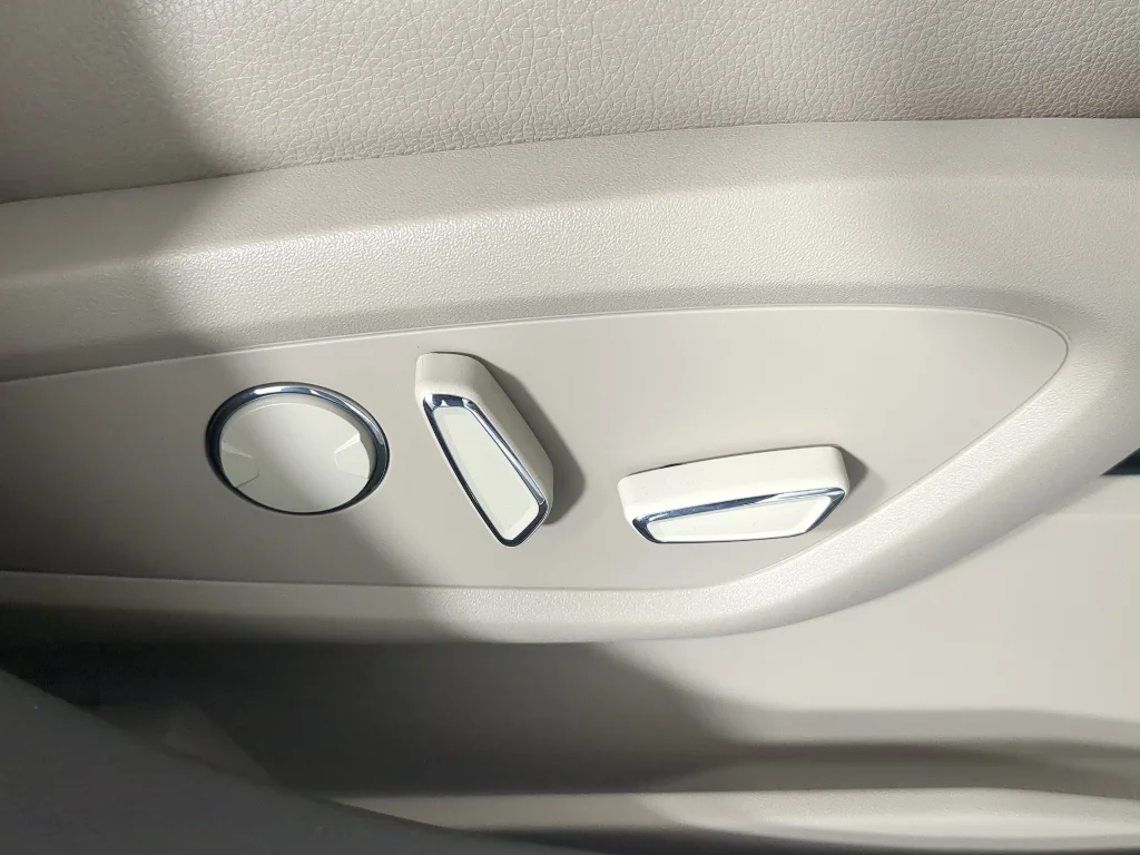Used 2022 White Lincoln Standard image 22