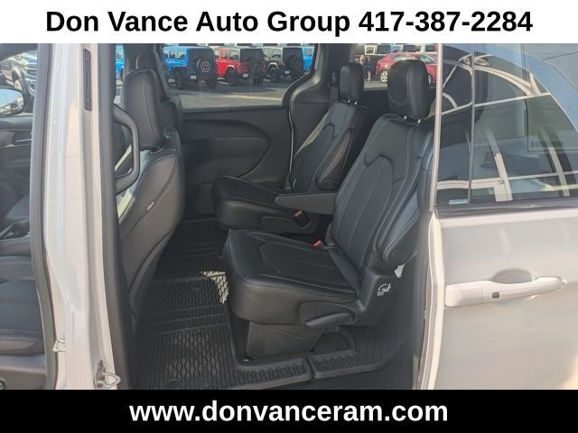 2025 Chrysler Pacifica Select - Photo 22