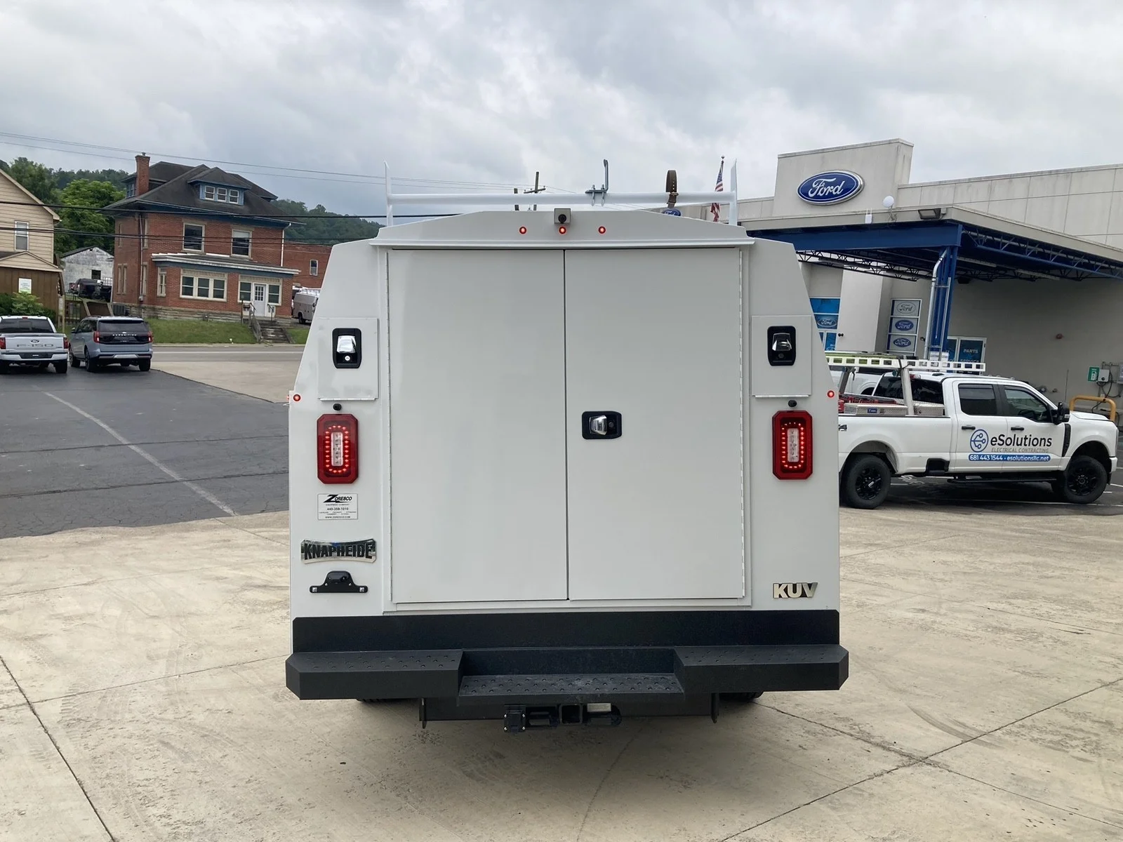 New 2027 Oxford White Ford E-350 SRW image 5