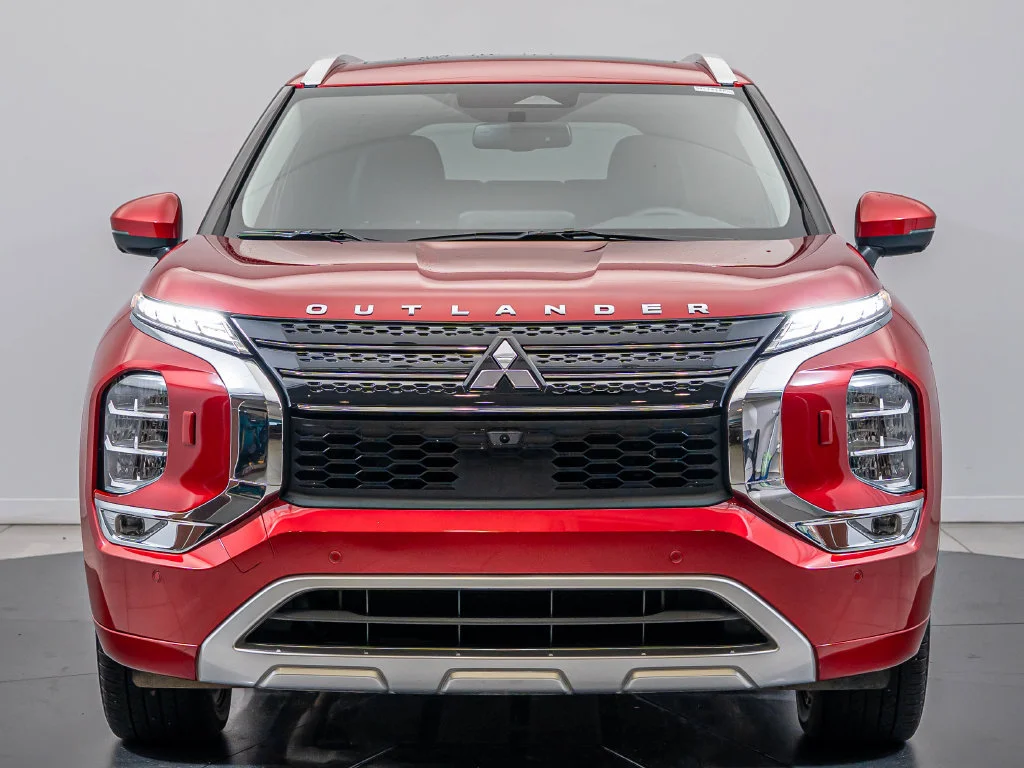 Used 2025 Red Diamond Mitsubishi SEL image 2