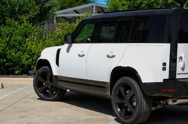 New 2026 White Land Rover X-Dynamic SE image 14