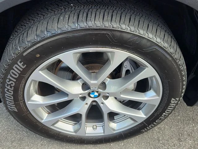 Used 2025 Black Sapphire Metallic BMW xDrive40i image 11