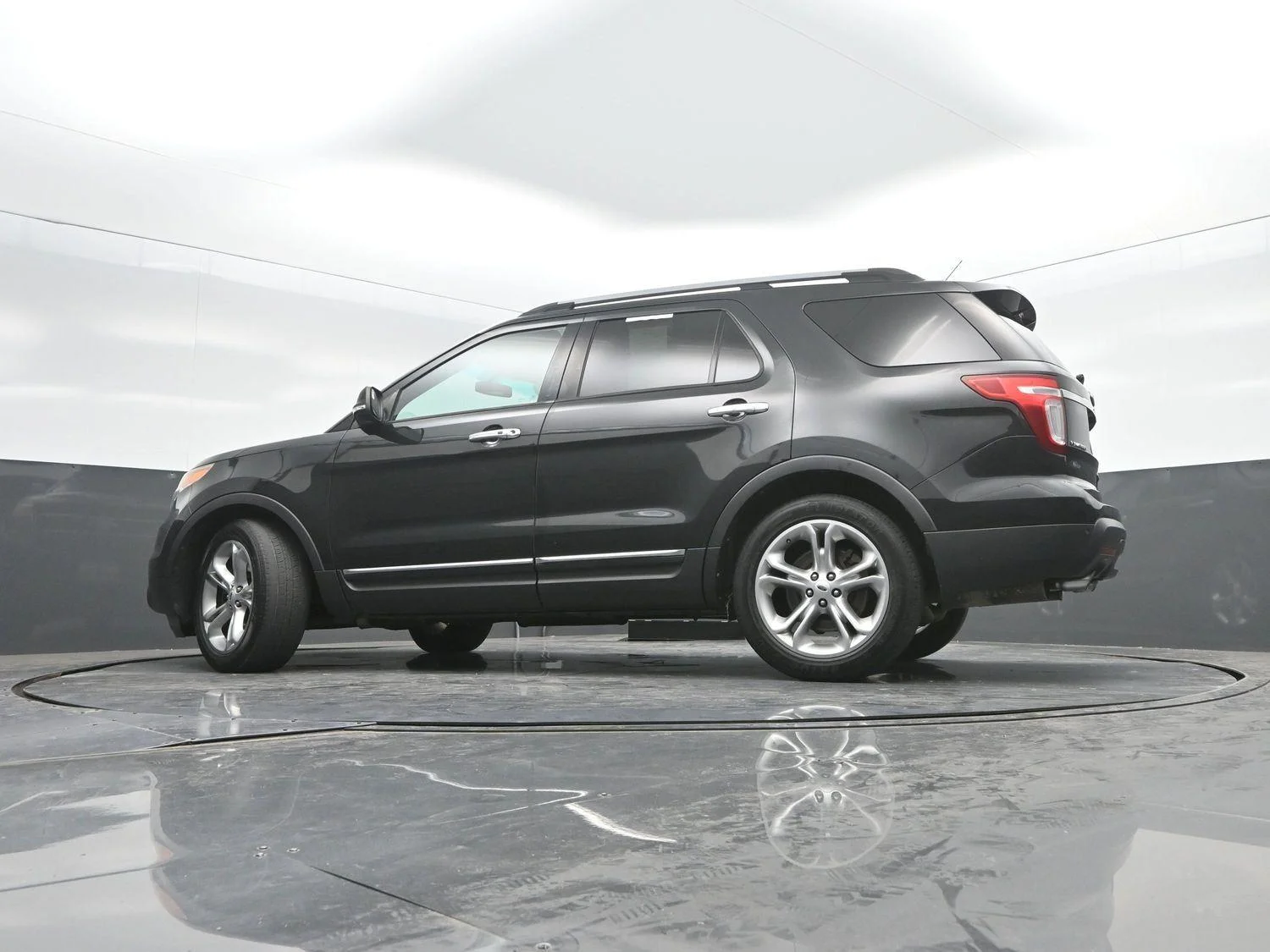 Used 2015 Tuxedo Black Metallic Ford Limited image 30