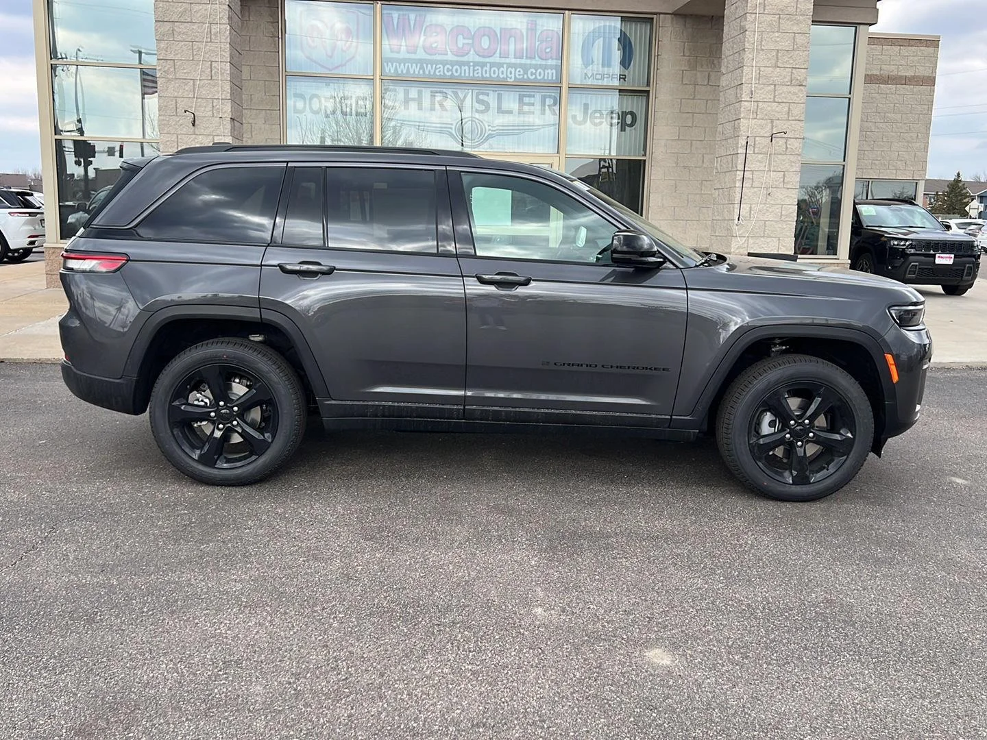 New 2026 Baltic Gray Metallic Clear-Coat Exterior Paint Jeep Limited image 8