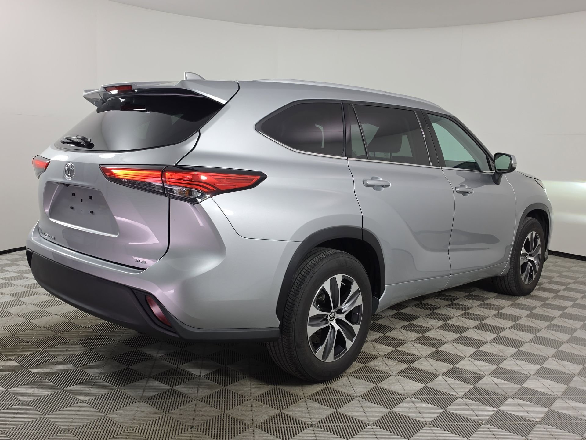 Used 2022 Silver Toyota XLE image 7