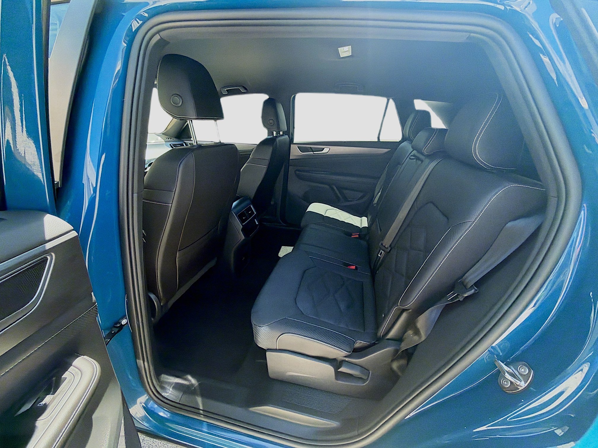 Used 2025 Blue Volkswagen 2.0T SE w/Technology image 23