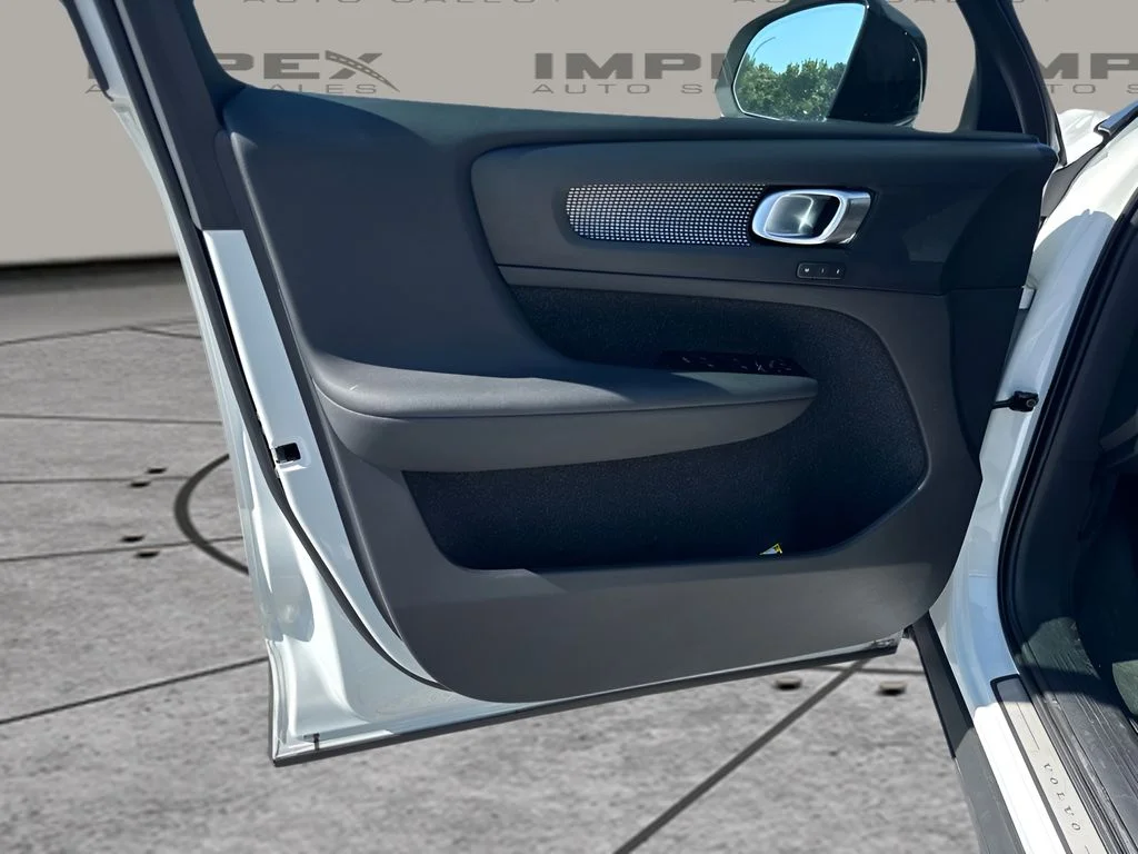 Used 2021 White Volvo R-Design image 23