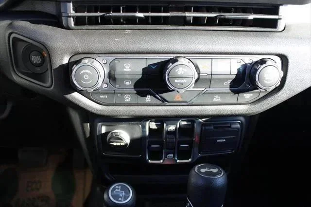 New 2026 Bright White Clear-Coat Exterior Paint Jeep Sport S image 21