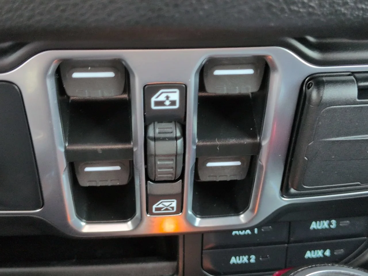 Used 2025 Anvil Clearcoat Jeep Sport S image 22