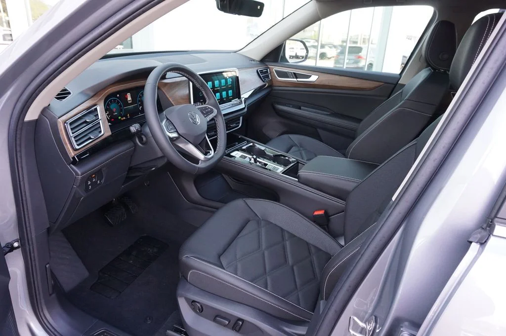 New 2026 Silver Volkswagen 2.0T SE w/Technology image 10