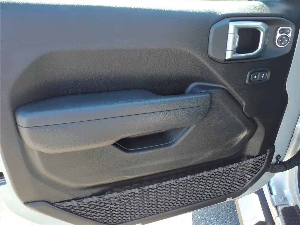 Used 2023 Silver Zynith Clearcoat Jeep Rubicon image 14