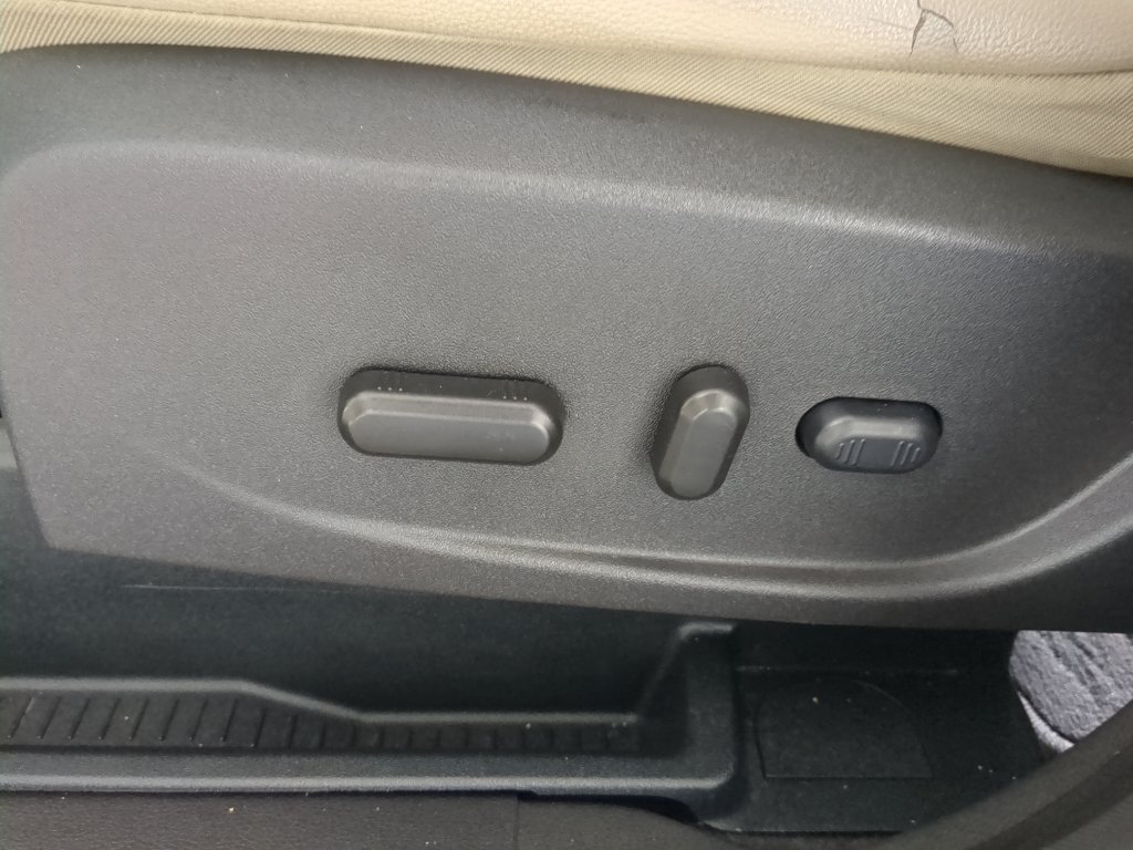 Used 2018 White Gold Metallic Ford SEL image 13