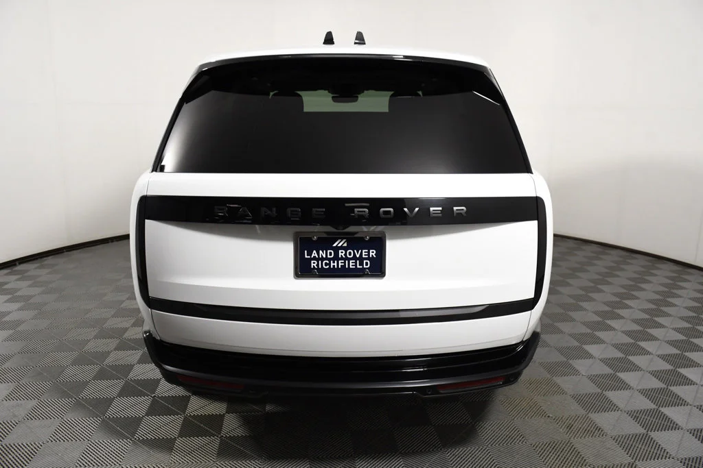 Used 2026  Land Rover SE image 5